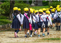 学生や教職員のための送迎用マイクロバス